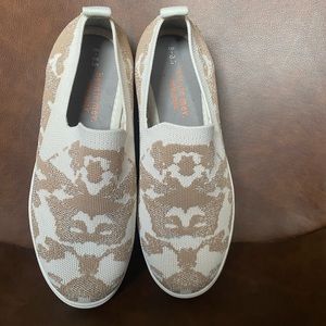 Memory Foam Bernie Mev. Size (39) 8 1/2 . Rose gold with cream.